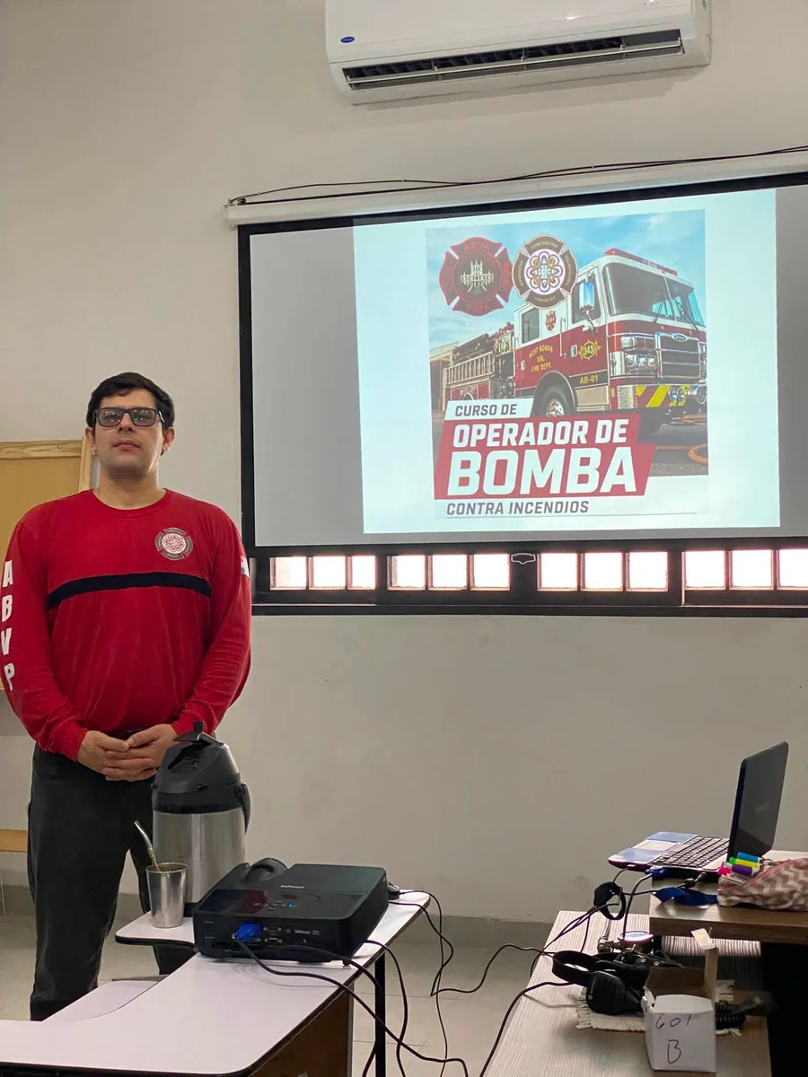 Clase del curso de operador de bomba contra incendios en la U.R.E.C.C.