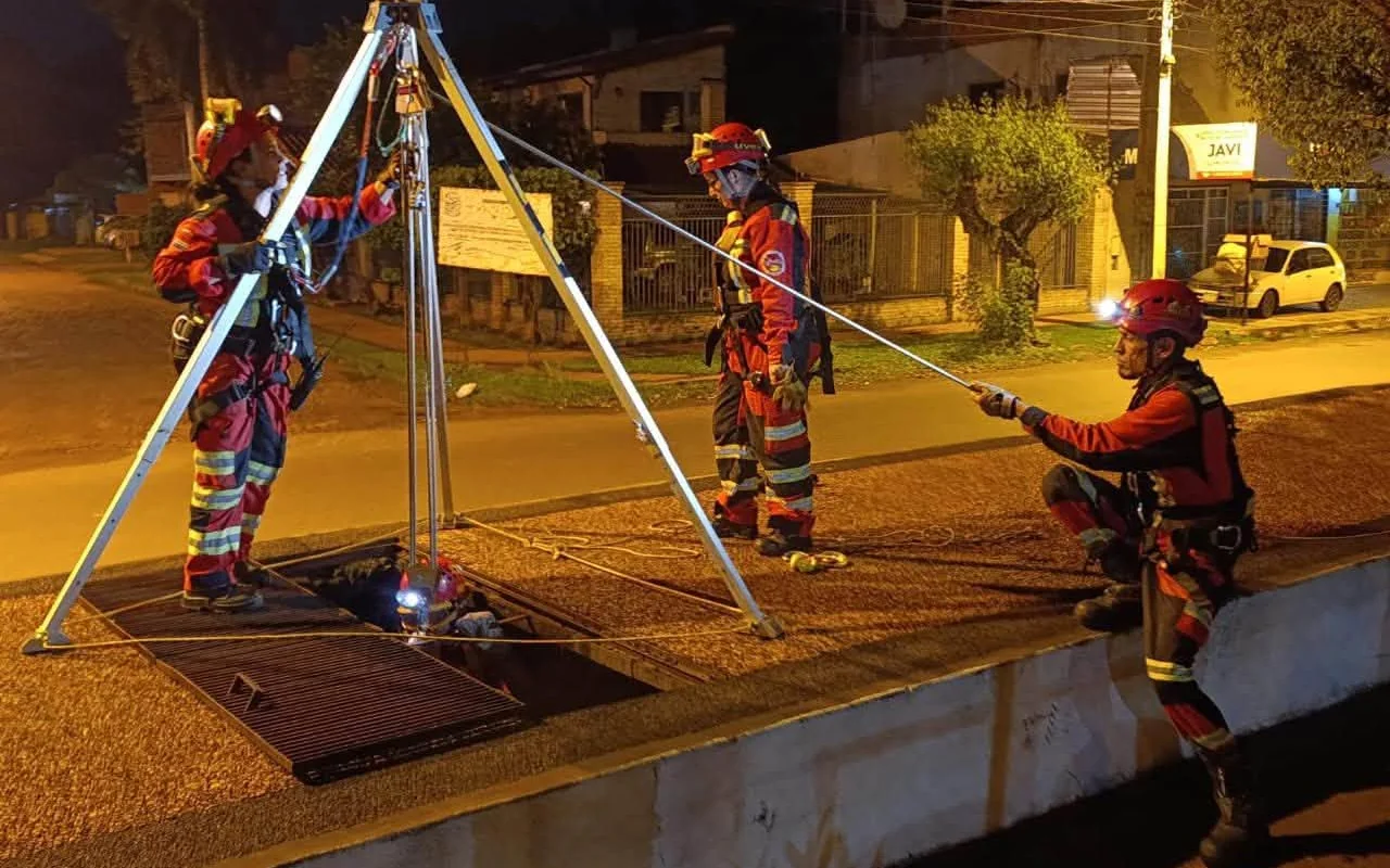 Rescatistas de la U.R.E.C.C. trabajando de noche en un rescate en espacio confinado